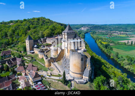 Luftaufnahme des Chateau de Castelnaud, mittelalterliche Festung am Castelnaud la Chapelle, Dordogne. Stockfoto