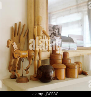 Holzfiguren auf Kaminsims. Stockfoto