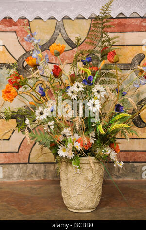 Dekorative Vase mit Blumen im Saint-Peter's Kirche, Wien, Österreich, Europa. Stockfoto