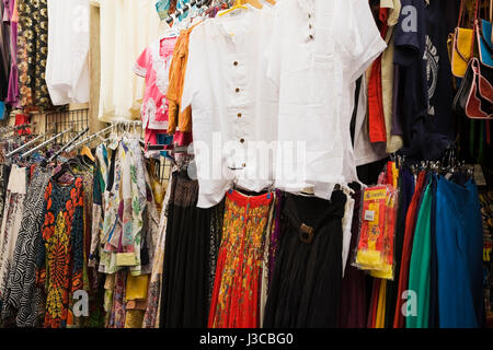 Kleider und Blusen für Verkauf vor einer Shopping Boutique auf einem arabischen Souk in Granada, Spanien, Europa. Stockfoto