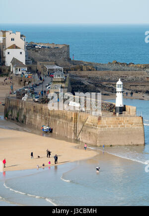 St. Ives Cornish Stadt am Meer, Sonne, Fang Smeatons Pier und Hafenstrand im Februar in der Nähe von Ebbe, Cornwall, England. Stockfoto