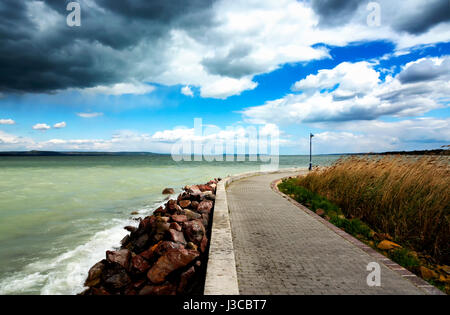 Stürmisches Wetter am Plattensee, Ungarn (Balatonboglar) Stockfoto