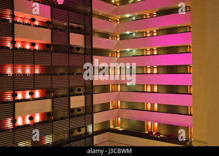 Beleuchtete Balkone und Hotel Zimmer Türen im Innenhof des Sofitel Hotel, Budapest, Ungarn, Osteuropa. Stockfoto