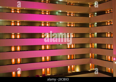 Beleuchtete Balkone und Hotel Zimmer Türen im Innenhof des Sofitel Hotel, Budapest, Ungarn, Osteuropa. Stockfoto