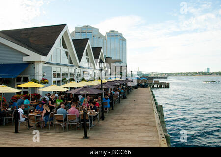 HALIFAX, Kanada - 13. August 2016: The Halifax Waterfront Promenade ist ein öffentlicher Fußweg und ein Ausflugsziel beliebt für seine Geschäfte und Gaststätte Stockfoto