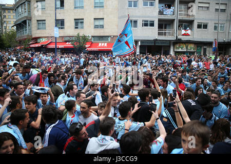 Celta Vigo-Fans säumen die Straße außerhalb des Estadio Municipal de Balaidos, Vigo. Stockfoto