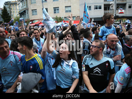 Celta Vigo-Fans säumen die Straße außerhalb des Estadio Municipal de Balaidos, Vigo. Stockfoto