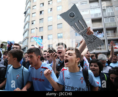 Celta Vigo-Fans säumen die Straße außerhalb des Estadio Municipal de Balaidos, Vigo. Stockfoto