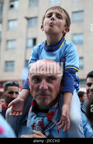 Celta Vigo-Fans säumen die Straße außerhalb des Estadio Municipal de Balaidos, Vigo. Stockfoto