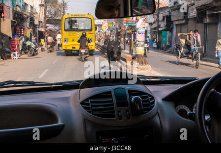 Straßenbild durch Windschutzscheibe in Varanasi, Indien. Stockfoto