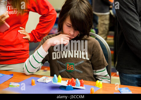 Junge Bohnen Balance Board Spiel - USA Stockfoto