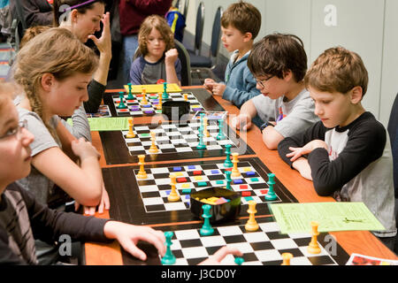 Kaukasische amerikanischen Schulkinder Spiel des Brettspiels Amazonen - USA Stockfoto