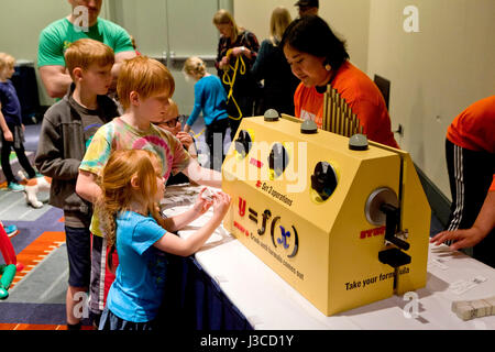 Kinder lernen Mathematik an interaktiven Stationen an Mathe fair-USA Stockfoto