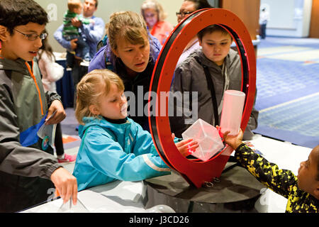 Kinder lernen Mathematik an interaktiven Stationen an Mathe fair-USA Stockfoto