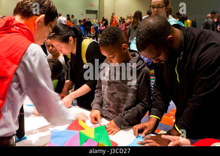 Kinder lernen Mathematik an interaktiven Stationen an Mathe fair-USA Stockfoto