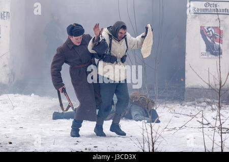 Russische Soldaten erobern deutsche Solditers. Stockfoto