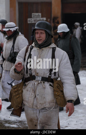 Die deutschen Soldaten patrouillieren die Positionen. Stockfoto