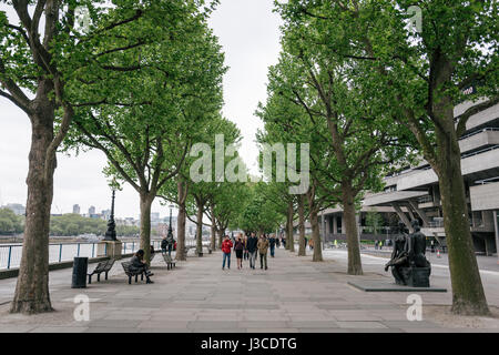 National Theatre of Great Britain an der Southbank Centre in London. Das Gebäude, entworfen von Denys Lasdun, ist ein berühmtes Beispiel des Brutalismus. Stockfoto