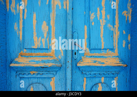 Die Türen aus Holz blau lackiert. Stockfoto