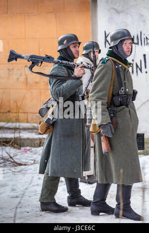 Die deutschen Soldaten patrouillieren die Positionen. Stockfoto