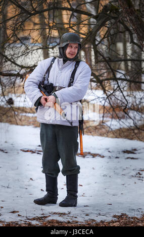 Die deutschen Soldaten patrouillieren die Positionen. Stockfoto