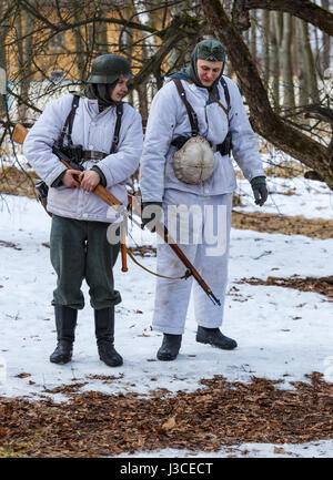 Die deutschen Soldaten patrouillieren die Positionen. Stockfoto