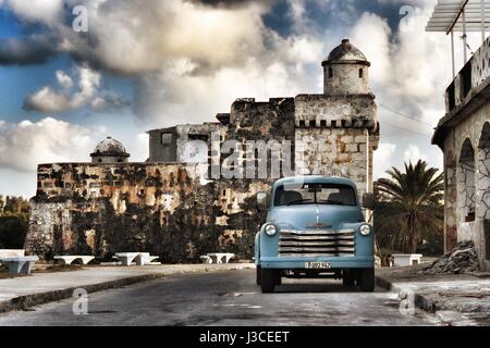 Oldtimer auf den Straßen von Cojimar, Havanna, Kuba, wo Ernest Hemingway verbrachte einen Großteil seiner Zeit, noch gebräuchlich. Stockfoto