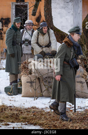 Die deutschen Soldaten patrouillieren die Positionen. Stockfoto