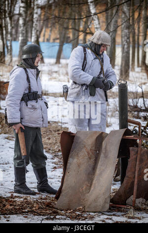 Die deutschen Soldaten patrouillieren die Positionen. Stockfoto