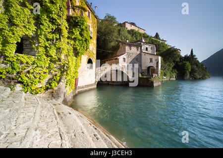 Alte Steinbrücke am Ende des Nesso Schlucht, Como, Italien Stockfoto