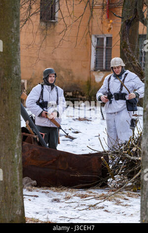 Die deutschen Soldaten patrouillieren die Positionen. Stockfoto