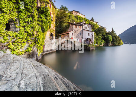 Alte Steinbrücke am Ende des Nesso Schlucht, Como, Italien Stockfoto