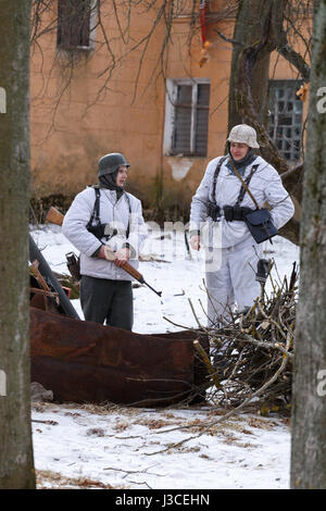 Die deutschen Soldaten patrouillieren die Positionen. Stockfoto