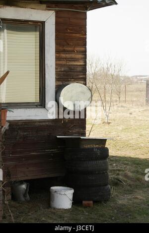 Ländliche Wand Waschbecken in der Ecke eines Holzhauses auf der Straße Stockfoto