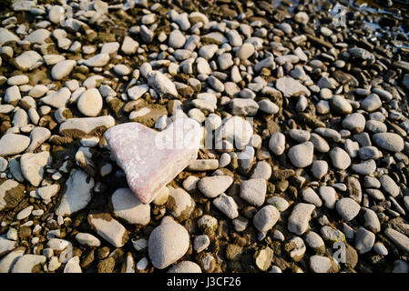 Stein in Form von Herzen. Konzeption. Stockfoto