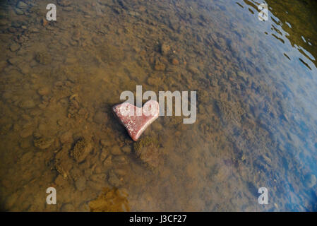 Stein in Form von Herzen. Konzeption. Stockfoto