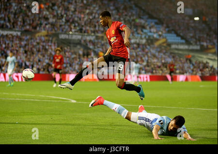 Manchester United Marcus Rashford (links) und Celta Vigos Gustavo Cabral Kampf um den Ball in der UEFA Europa League-Halbfinale, Hinspiel match, bei dem Estadio Municipal de Balaidos, Vigo. Stockfoto