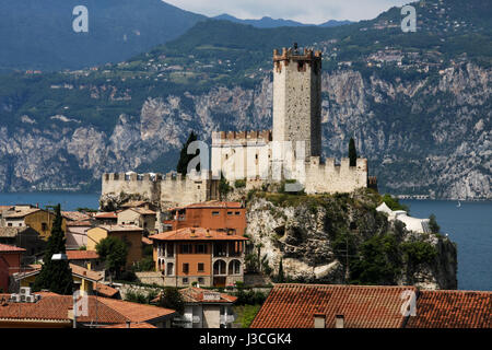 MALCESINE, Italien - 8. Juli 2010: Burg in Malcesine am Gardasee, umgeben von den Alpen Stockfoto