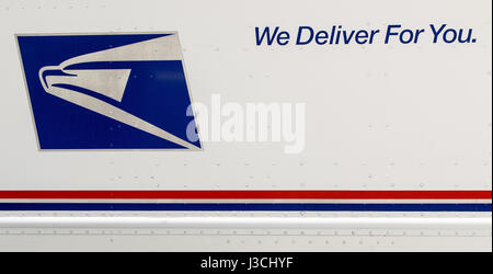 Nahaufnahme einer Seite eines USPS Lkw mit dem Logo und Motto. Stockfoto