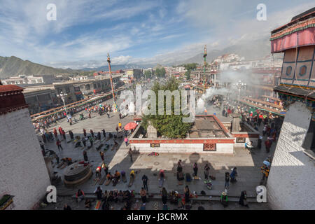 Morgen Blick auf überfüllten Barkhor Square gefüllt mit Wacholder Rauch, Lhasa, Tibet Stockfoto