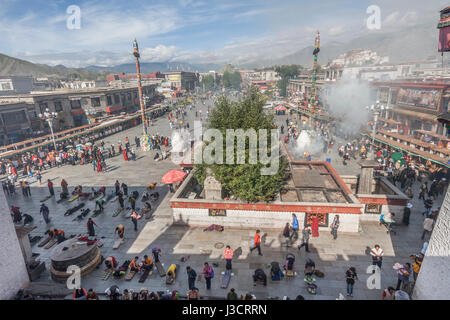 Morgen Blick auf überfüllten Barkhor Square gefüllt mit Wacholder Rauch, Lhasa, Tibet Stockfoto