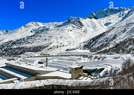 Tunnelanlagen und Kontrolle Zimmer Gebäude am nördlichen Ende des großen St. Bernhard Tunnel, Bourg-Saint-Pierre, Wallis, Schweiz Stockfoto