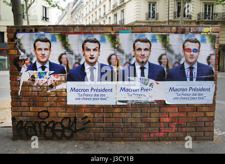 zeigt Wahl Wahlplakate der französischen Präsidentschaftswahl Kandidat für die En Marche! Emmanuel Macron in Paris, Frankreich am 4. Mai 2017-Bewegung Stockfoto