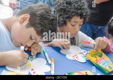 Miami Florida, Geschäfte in Midtown Miami, Pinsel mit Romero Britto, berühmter Künstler, Kunst, Kinder Malerei Party, Skulptur enthüllt hispanischen Jungen, männlich k Stockfoto