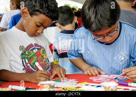 Miami Florida,Geschäfte in Midtown Miami,Pinsel mit Romero Britto,berühmter Künstler,Kunstwerke,Kindermalparty,Skulptur Enthüllung Veranstaltung,Asiatisches Asien Stockfoto