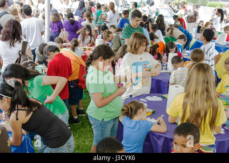 Miami Florida, Geschäfte in Midtown Miami, Pinsel mit Romero Britto, berühmter Künstler, Kunstwerke, Kindermalparty, Skulptur Enthüllung Veranstaltung, Mädchen, Junge Stockfoto