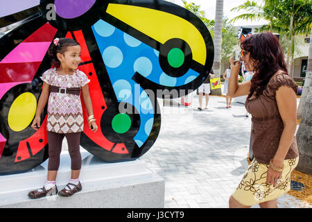 Miami Florida, Geschäfte in Midtown Miami, Pinsel mit Romero Britto, berühmter Künstler, Kunstwerke, Kindermalparty, Skulptur Enthüllung Veranstaltung, Hispanic L Stockfoto