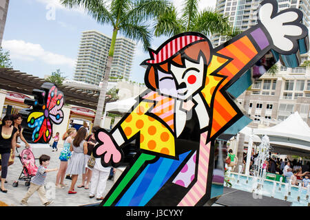 Miami Florida, Geschäfte in Midtown Miami, Pinsel mit Romero Britto, berühmter Künstler, Kunstwerke, Kindermalparty, Skulptur Enthüllung Veranstaltung, plaza, Familie Stockfoto