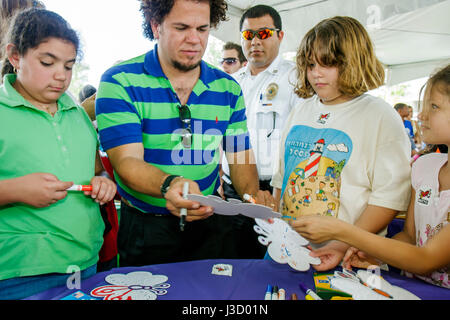 Miami Florida, Geschäfte in Midtown Miami, Pinsel mit Romero Britto, berühmter Künstler, Kunstwerke, Kindermalparty, Skulptur Enthüllung Veranstaltung, Erwachsene adul Stockfoto