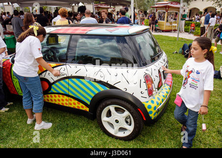 Miami Florida, Geschäfte in Midtown Miami, Pinsel mit Romero Britto, berühmter Künstler, Kunstwerke, Kindermalparty, Skulptur Enthüllung Veranstaltung, Hispanic L Stockfoto